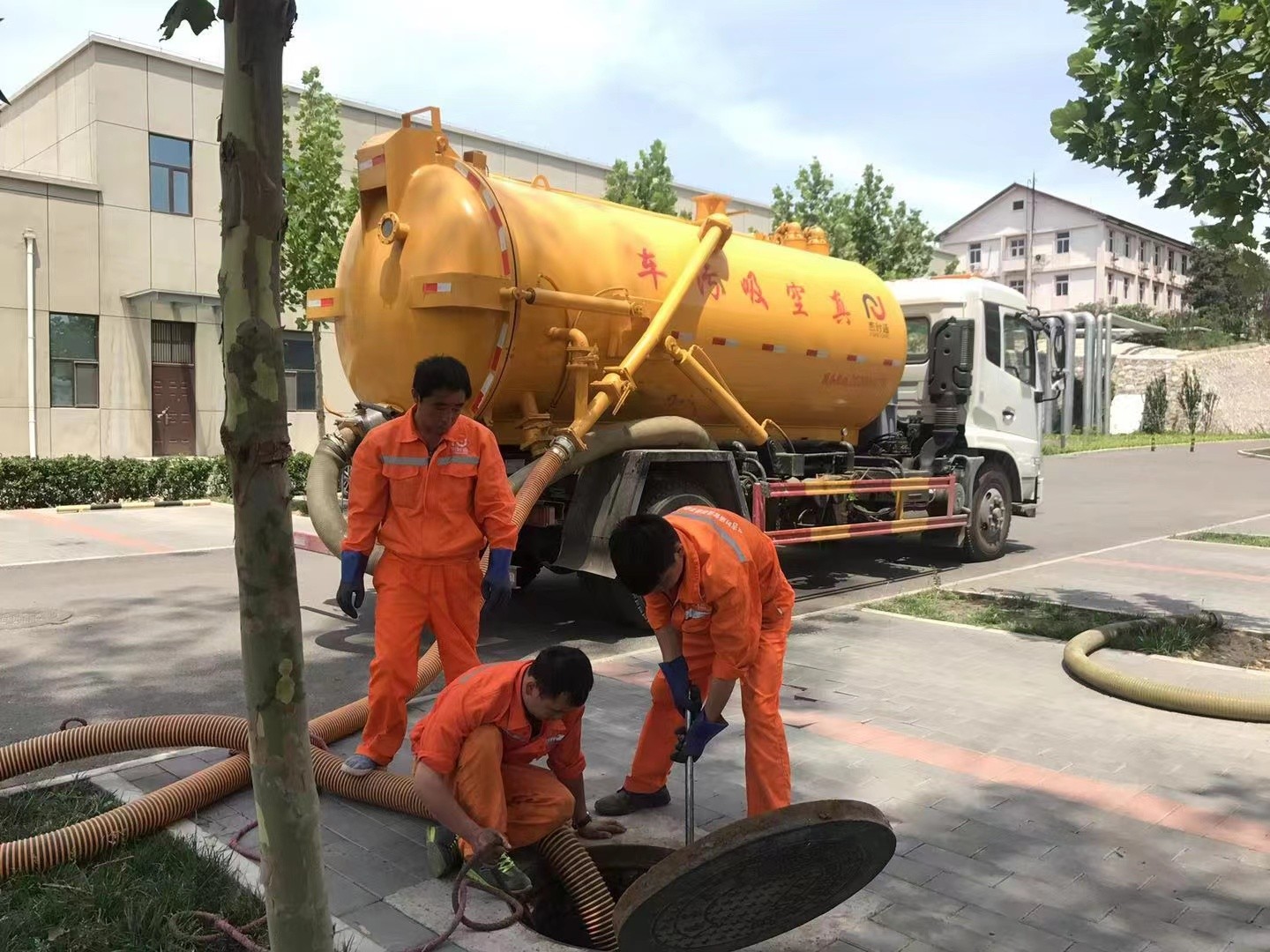 府谷管道疏通车停在窨井附近