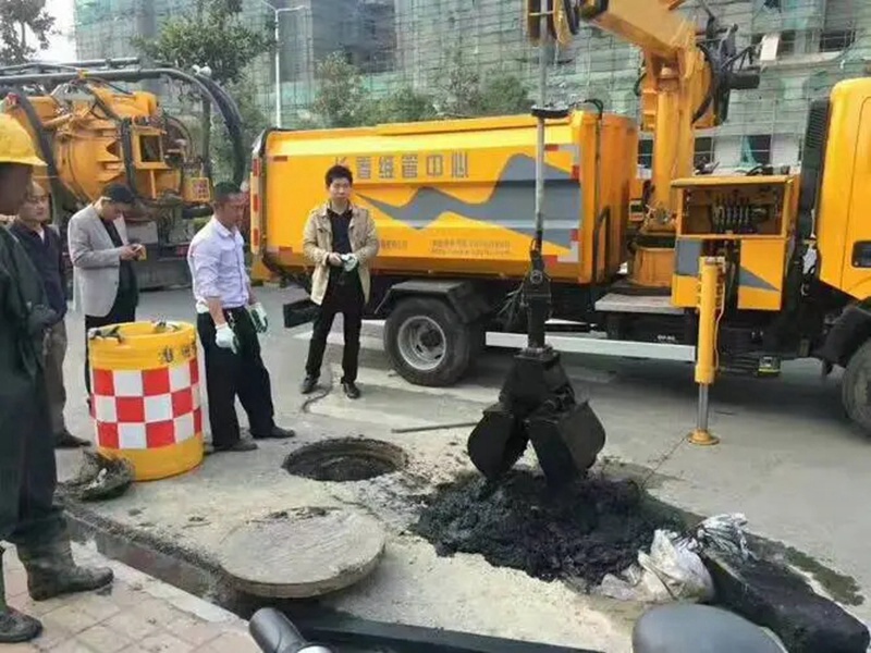 府谷街道：网格员化身“清道夫”，为民解忧疏通“堵心”化粪池