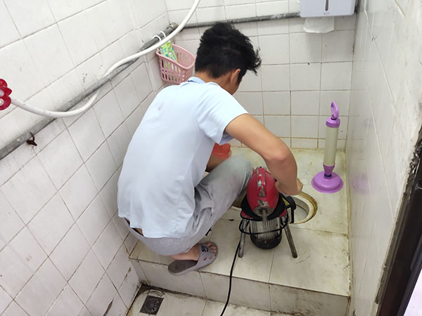 府谷管道堵塞冒臭气 专业师傅现场解决问题