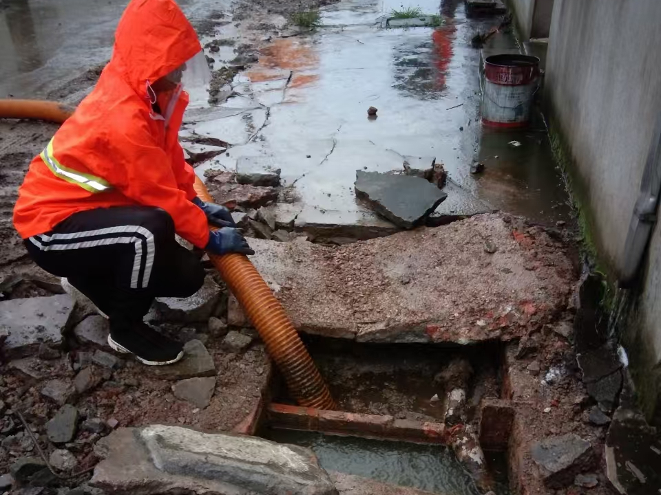 府谷专业清理污水池 炜誉市政以规范流程守护城市 “肠道”