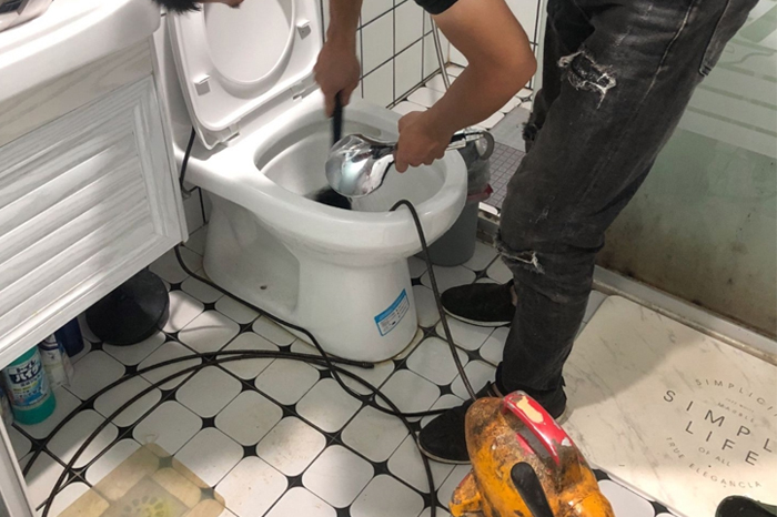 府谷马桶堵塞自己疏通还是找师傅？专业上门服务让你省时更省心