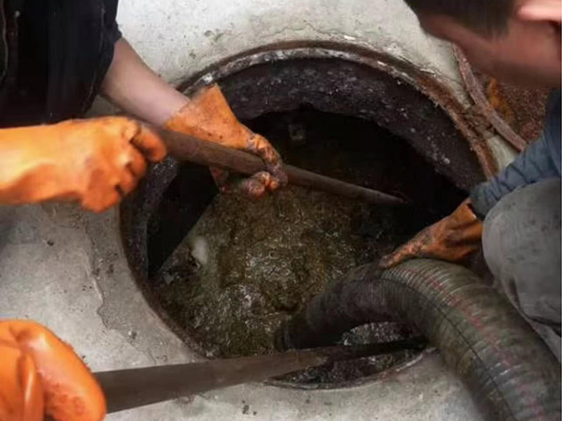 府谷清理化粪池时如何避免沼气的危害？